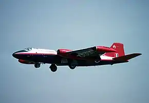 飛行するキャンベラ T.4 WJ992号機(1989年7月20日撮影)