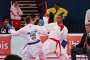 空手道の「組手」の試合風景の一例