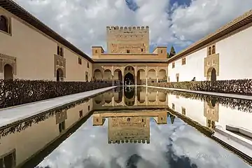アルハンブラ宮殿のアラヤネス門の池（スペイン、グラナダ）