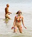 全裸でスキニー・ディップを行う男女(イギリス・ブライトン)
