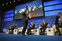 ダボス会議で席を立つエルドアン。左から3つ目の席に座るのはシモン・ペレス(2009年1月29日)
