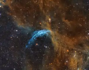 Hα、O III、S IIフィルタで撮像されたWR 134(中央下の最も明るい白い星)(アマチュア天文家 Chuck Ayoub撮影)