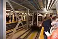 仮設WTC PATH駅へ2003年11月23日2:08&nbsp;pmにニューアークから到着した開業記念電車。ホームの乗客たちは到着を拍手で祝福している。