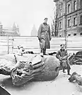第二次世界大戦で破壊されたグルンヴァルト記念碑とドイツ兵