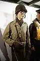M1ヘルメットの下にM1941ニット・ウール・キャップ（ルクセンブルク・国立軍事史博物館の展示物）