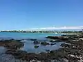 アナホオマル湾の岩海岸