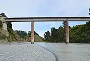 川のずっと上にかかる橋の写真