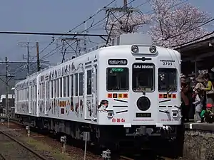 二つの「たま電車」 左：和歌山電鐵2270系電車2275F（貴志駅にて）右:岡山電気軌道岡軌7100型電車7101（東山電停にて）