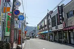 和歌山県道107号橋本停車場線(2011年、橋本駅前より撮影)