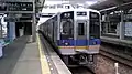 5番線に停車する8000系（2012年5月）