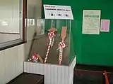 旧駅舎内に展示されていた北陸新幹線起工式の鎌、鍬、鋤（2004年7月）