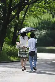 相合傘で一緒に歩むカップル（東京都）