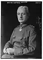 将官の軍服を着るヴァルター・フォン・リュトヴィッツ