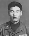 朝鮮戦争時の歩兵大尉（金王虎（朝鮮語版））。初期の作業服は生地の肌触りが悪かったため、中に私服のシャツやセーターを着こんだり首周りに襟巻を入れるケースが多かった。