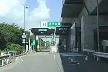トールゲート入口(左)と出口(右)。