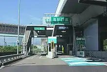 トールゲート入口(左)と出口(右)。