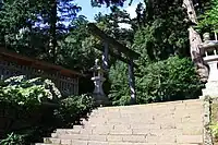 蕨岡口之宮 三の鳥居三の鳥居の下まで行くと、テンプレート画像にある拝殿を兼ねた巨大な本殿が見える。