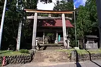 蕨岡口之宮 二の鳥居と随神門二の鳥居の背後にあるのが随神門。随神門を潜ると三の鳥居に上がる階段が見える。この画像のすぐ右手方向には、往古、別当であった龍頭寺がある。
