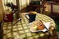 ひと休みするため、シナモンロールとコーヒーをとっている例（カナダ）