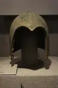 国籍不明の青銅の兜