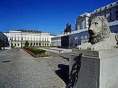 大統領宮殿（ラジヴィウ家の宮殿）とユゼフ・ポニャトフスキの像18世紀ポーランド・ネオクラシカル様式の代表的建築物