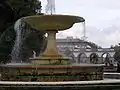 サスキ庭園。背景に無名戦士の墓がある。