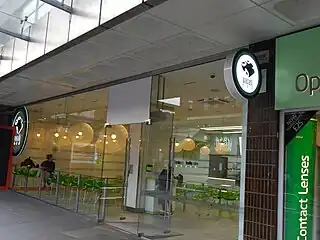 同キング・ストリートやショッピングセンターHammersmith Broadwayなどで展開するファーストフード店「 Wasabi」（わさび）。ロンドンやNYで展開する韓国系によるレストランチェーン店。