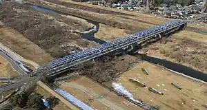 ツインアーチ138から見下ろす木曽川南派川に架かる愛知県道150号・岐阜県道115号一宮川島線の渡橋（2017年（平成29年）1月18日）