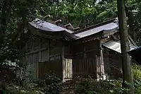 本殿拝殿裏の斜面、一段高い場所に鎮座。覆屋根が流造、前面幣殿が切妻造。