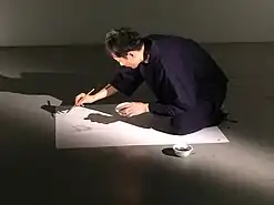 毛先が10本に満たない筆を用い「水」を表現