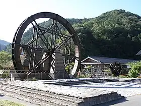 岡山県新見市の親子孫水車。一番大きい親水車は直径13.6m