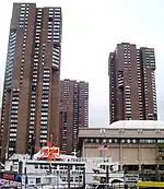 イースト川に建つen:Waterside Plazaの4本のタワーのうち3本。UNISは右手前のタワーに入っている。