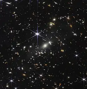 ジェイムズ・ウェッブ宇宙望遠鏡が撮影したSMACS J0723.3–7327。この画像は Webb's First Deep Field と呼ばれている。(提供: NASA, ESA, CSA, STScI)