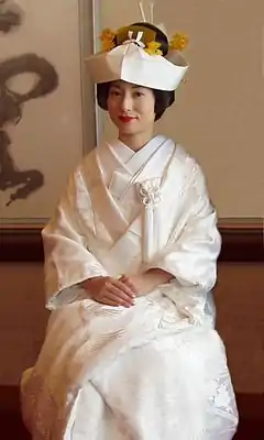 結婚式で「白無垢」と呼ばれる和服を着て「角隠し(つのかくし)」を頭につけた日本人女性(2004年6月)