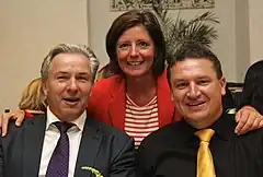 左からベルリン市長のクラウス・ヴォーヴェライト、ドライヤー、連邦議会議員のマルクス・ヘルト（2013年8月12日）
