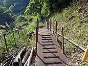 福祉モノレール中組線の乗降場（藤倉小学校跡）左側ホームの空いた部分はかつての猿江線跡