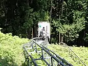 小林家住宅に通じる2種類のモノレール。右側のモノラックタイプが福祉モノレール（千足線）