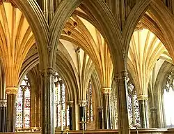 レトロクワイヤから見るウェルズ大聖堂（1329年–1345年）の聖母礼拝堂（英語版）