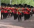 スコッツガーズ軍楽隊。後方にウェルシュガーズドラム隊が続いている。