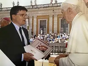 ベネディクト16世と面会するウェニング教授(2011年)