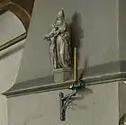 右翼パネルの暖炉上に置かれた聖三位一体の彫刻。