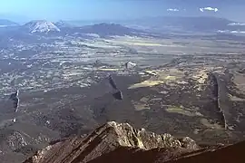 3本の縦の筋が岩脈