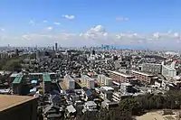 展望室からの西側の展望中央奥に名駅(名古屋駅)の高層ビル群、右端中央にナゴヤドーム