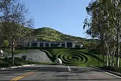 ウェストレイクビレッジのオフィスビル前にある華美な風景