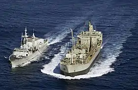 カナダ海軍のハリファックス級フリゲートに洋上給油を行うウェストラリア(2001年撮影)