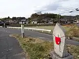 大池の曲がり角左奥がおりん像、右手前は濡れ仏。