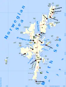 シェトランド諸島の地図。 主な島々は南北に連なっており、北側でノルウェー海、東と南側で北海に面している。