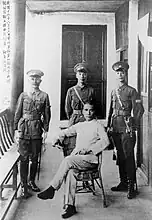 黄埔軍官学校入学式後の国民党要人の記念撮影。中央の椅子に腰掛ける人物が孫文、その後に蔣介石。蔣と並ぶのは教官の何応欽(左)と王柏齢(右)。