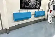 一部車両は席を外した後に背もたれが取り付けられていることもある