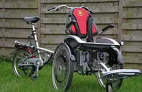 普段車いすに乗る人を前に乗せて走れる三輪車